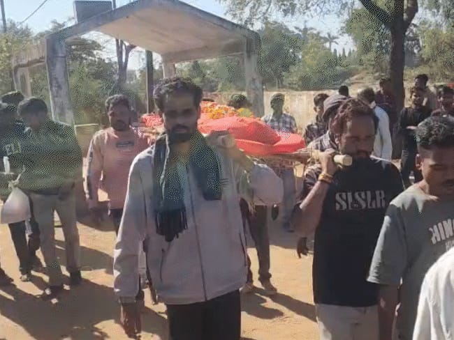 प्रेमी के साथ गई बेटी तो घरवालों ने निकाली अर्थी:विदिशा में आटे से पुतला बनाया, चिता जलाई; पिता बोले