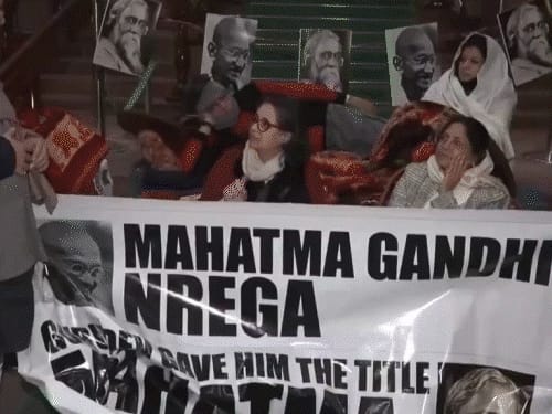 संसद की सीढ़ियों पर सांसदों का रातभर धरना:गीत गाए; स्पीकर के चेंबर में पीएम मोदी-प्रियंका की चाय पर चर्चा.. संसद के मोमेंट्स