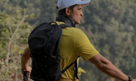 ऋतिक स्टिक लेकर उत्तराखंड की पहाड़ियों पर चढ़े, VIDEO:मंदिर में दर्शन किए, बोले-खाबड़ रास्तों पर खुशी मिलती है