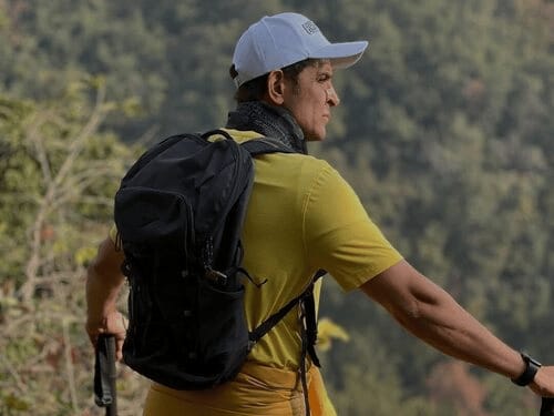ऋतिक स्टिक लेकर उत्तराखंड की पहाड़ियों पर चढ़े, VIDEO:मंदिर में दर्शन किए, बोले-खाबड़ रास्तों पर खुशी मिलती है