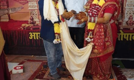 पूर्व भाजपा मंत्री दीपक ने कांग्रेस नेत्री से शादी की:जोशी ने मंदिर में पल्लवी की मांग में सिंदूर भरा; तस्वीरें सामने आईं