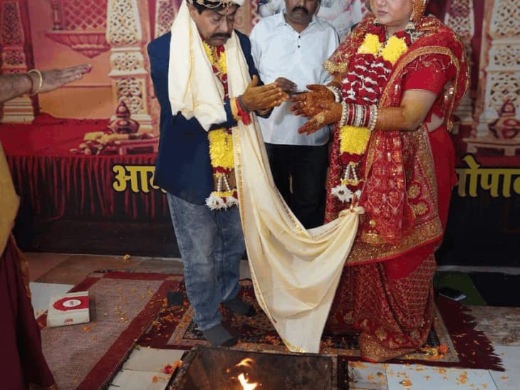 पूर्व भाजपा मंत्री दीपक ने कांग्रेस नेत्री से शादी की:जोशी ने मंदिर में पल्लवी की मांग में सिंदूर भरा; तस्वीरें सामने आईं