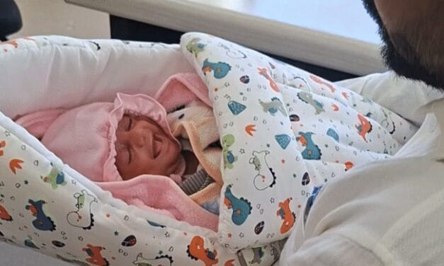 7 मिनट बंद रहा हार्ट…सीपीआर से सांसें लौटीं, जुड़वां जन्में:किडनियां फेल, डायलिसिस पर रही, अटैक आया, हार नहीं मानी; डॉक्टर बोले