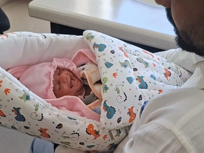 7 मिनट बंद रहा हार्ट…सीपीआर से सांसें लौटीं, जुड़वां जन्में:किडनियां फेल, डायलिसिस पर रही, अटैक आया, हार नहीं मानी; डॉक्टर बोले