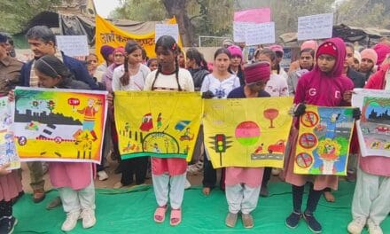 घने कोहरे में जलाए फॉग लाइट, लिमिट स्पीड से… बेटियों ने नुक्कड़ नाटक से जगाई सड़क सुरक्षा की अलख