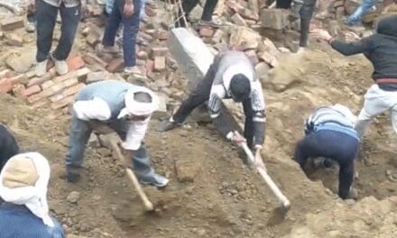 आगरा में भराभराकर दीवार गिरी, 7 लोग मलबे में दबे:2 की मौत, गांव वालों ने फावड़े से मिट्‌टी हटाकर निकाला