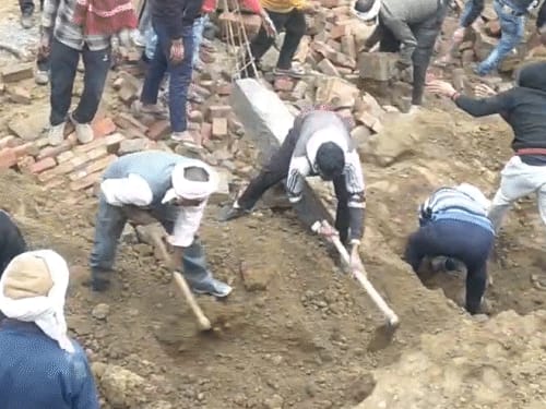 आगरा में भराभराकर दीवार गिरी, 7 लोग मलबे में दबे:2 की मौत, गांव वालों ने फावड़े से मिट्टी हटाकर निकाला