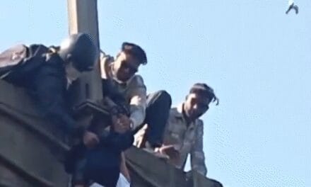 वडोदरा में शर्ट ने बचाई युवक की जान: VIDEO:कार की टक्कर से उछलकर ब्रिज के नीचे गिरा, कील में फंसी शर्ट; लोगों ने बचाया