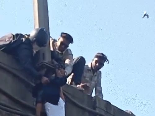 वडोदरा में शर्ट ने बचाई युवक की जान: VIDEO:कार की टक्कर से उछलकर ब्रिज के नीचे गिरा, कील में फंसी शर्ट; लोगों ने बचाया