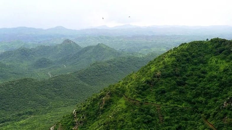 अरावली की नई परिभाषा पर विवाद… समझें