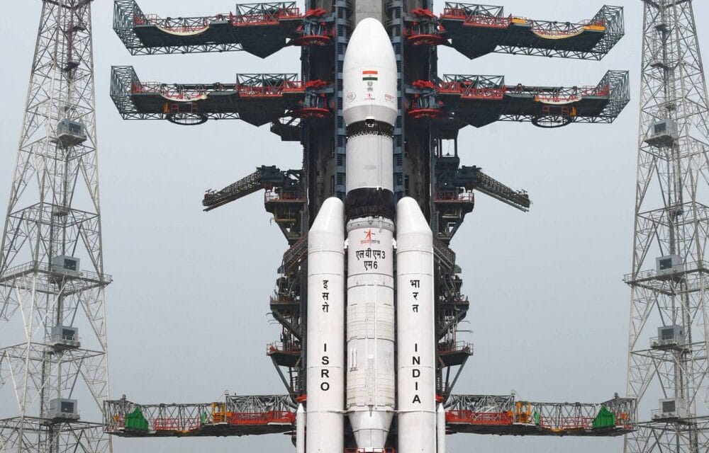 ISRO आज श्रीहरिकोटा से कम्युनिकेशन सैटेलाइट लॉन्च करेगा:अंतरिक्ष से स्मार्टफोन से कॉल हो सकेगी; आधे फुटबॉल मैदान बराबर एंटीना होगा