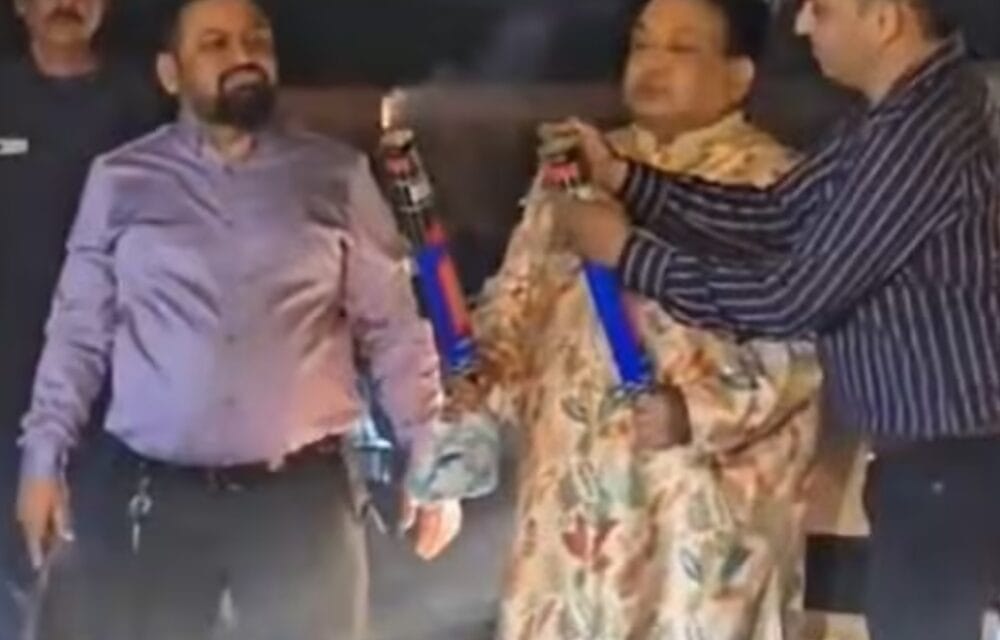 भास्कर अपडेट्स:सूरत में सड़क जाम कर बेटे का बर्थडे मना रहा बिल्डर गिरफ्तार