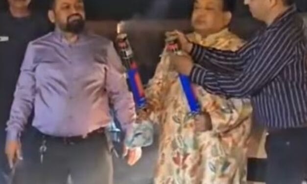 भास्कर अपडेट्स:सूरत में सड़क जाम कर बेटे का बर्थडे मना रहा बिल्डर गिरफ्तार