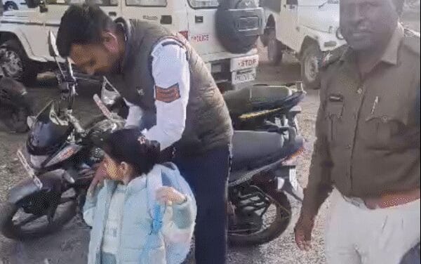 स्कूल बैग गुमा तो पुलिस अंकल के पास पहुंची मासूम:बोली