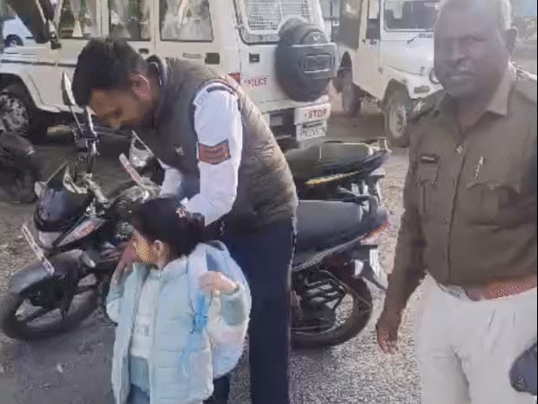 स्कूल बैग गुमा तो पुलिस अंकल के पास पहुंची मासूम:बोली