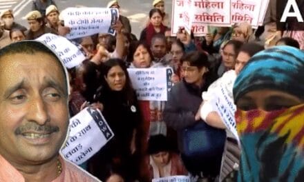 दिल्ली हाईकोर्ट के बाहर सेंगर को जमानत के खिलाफ प्रदर्शन:उन्नाव रेप केस पीड़ित की मां बोली– पूर्व विधायक को जमानत से हमारा भरोसा टूटा