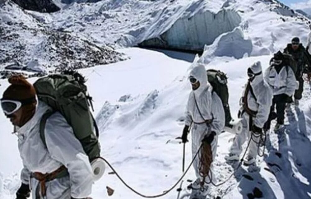 जम्मू-कश्मीर में कड़ाके की ठंड में भी सेना एक्शन में:बर्फीले और दुर्गम पहाड़ों में गश्त बढ़ाई; 30-35 पाकिस्तानी आतंकियों की तलाश
