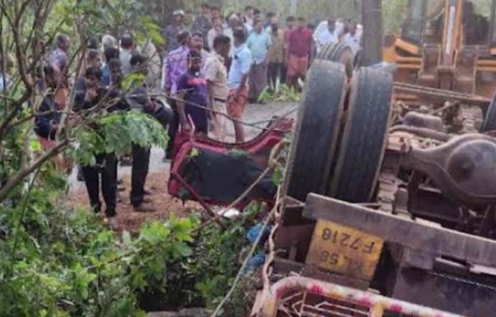 भास्कर अपडेट्स:केरल में कंक्रीट मिक्सर ले जा रहा ट्रक पलटा; 2 की मौत, 13 लोग घायल