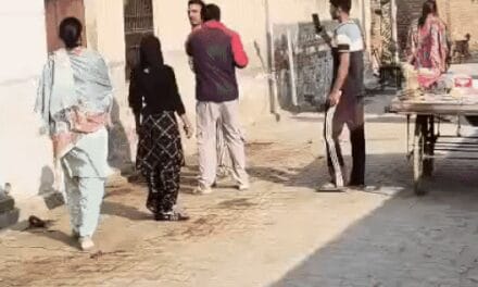 हरियाणा में कश्मीरी वेंडर का गला पकड़ा, VIDEO:भारत माता की जय न बोलने पर धमकाया, फतेहाबाद में गर्म कपड़े बेचने आया था