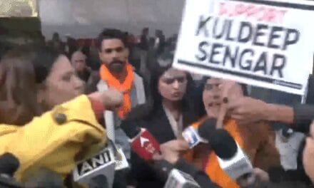 उन्नाव रेप पीड़ित और कुलदीप सेंगर समर्थकों में झड़प:दिल्ली के जंतर-मंतर पर प्रदर्शन कर रहे थे, पीड़ित बोली