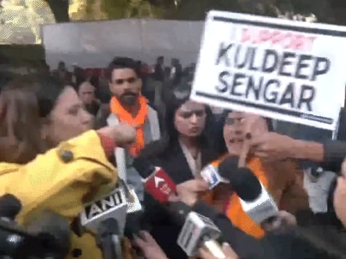 उन्नाव रेप पीड़ित और कुलदीप सेंगर समर्थकों में झड़प:दिल्ली के जंतर-मंतर पर प्रदर्शन कर रहे थे, पीड़ित बोली