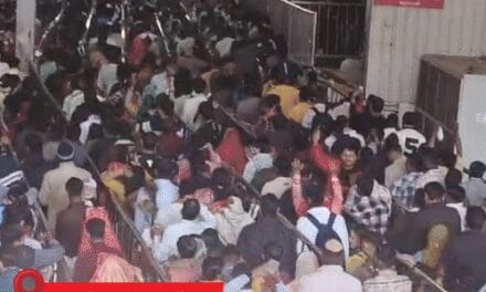 नया साल, अयोध्या-काशी में 2km लंबी लाइन:खाटूश्याम के दर्शन में 2 घंटे लग रहे, ओंकारेश्वर में VIP दर्शन बंद; बांकेबिहारी न आने की अपील