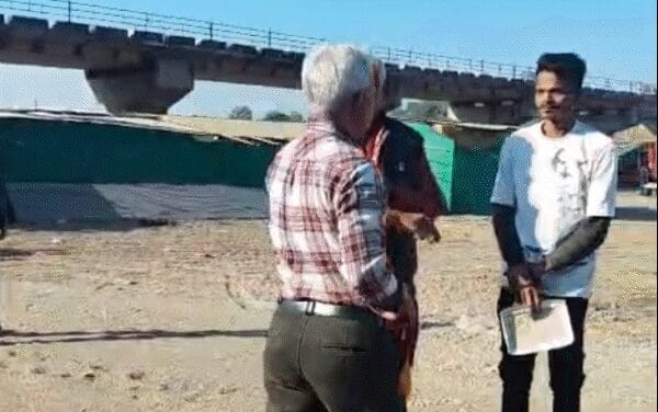 IAS अफसर ने युवक को मारे चांटे, VIDEO:नरसिंहपुर में पुजारी से कहा