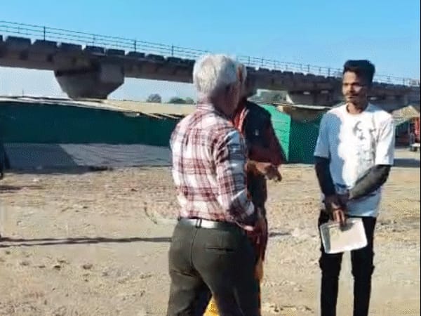 IAS अफसर ने युवक को मारे चांटे, VIDEO:नरसिंहपुर में पुजारी से कहा