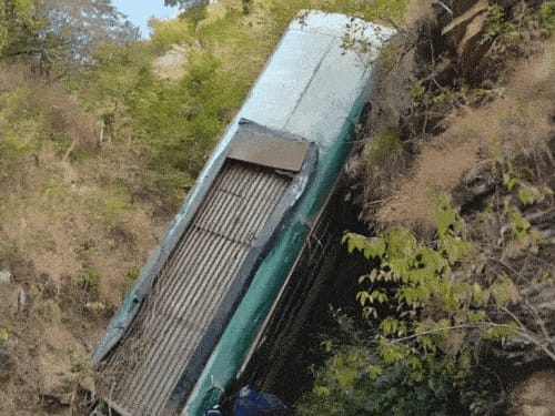 अल्मोड़ा में खाई में गिरी बस, 7 की मौत:11 की हालत गंभीर, SDRF की टीम रेस्क्यू में जुटी; गंभीर घायलों को रामनगर लाया जा रहा