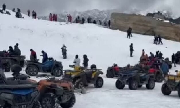 रोहतांग दर्रा सभी वाहनों के लिए खुला:बर्फ देख सकेंगे टूरिस्ट; देशभर से मनाली पहुंच रहे, 2 जनवरी तक 4×4 की शर्त खत्म