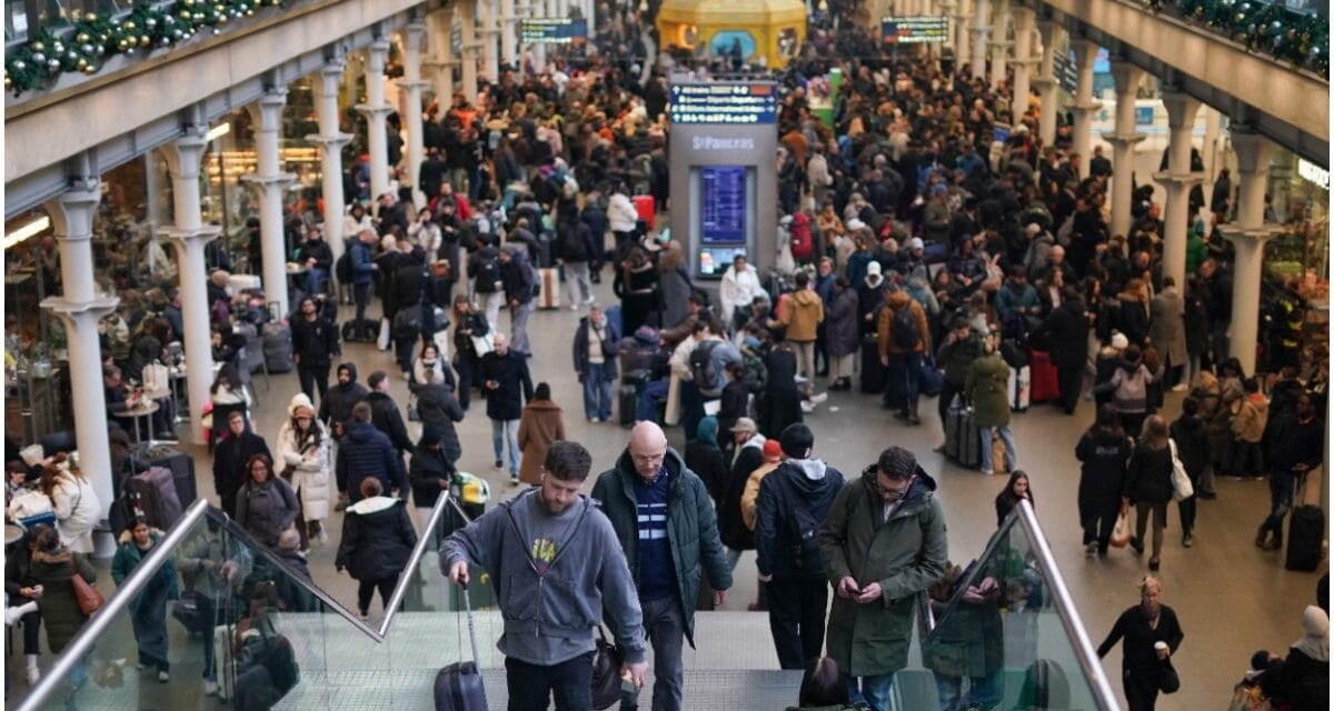 न्यू ईयर से पहले बुरे फंसे यात्री, लंदन-पेरिस रूट पर Eurostar की ट्रेन सेवाएं रद्द, जानें वजह