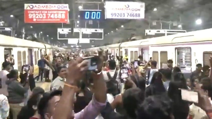 नए साल के स्वागत में ट्रेनों के हॉर्न बजाने लगे लोग… यहां दिखा ऐसा नजरा, Video