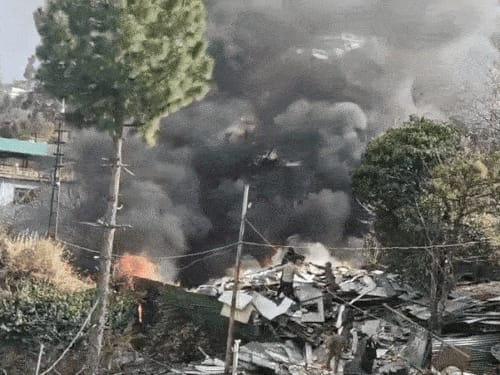 उत्तराखंड में चमोली के आर्मी कैंप स्टोर में आग लगी:दमकल की कई गाड़ियां मौके पर, 100 से ज्यादा जवान कैंपस में मौजूद थे