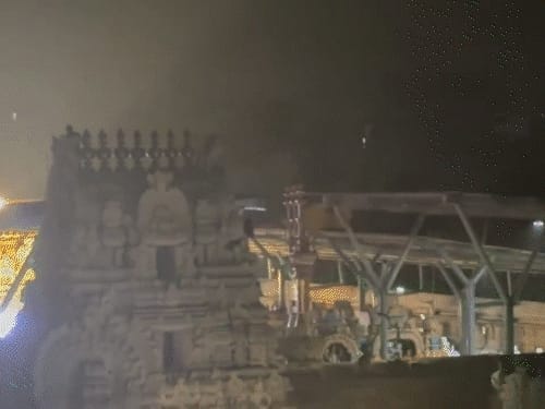 तिरुपति के गोविंदराजस्वामी मंदिर पर नशे में चढ़ा व्यक्ति:शराब मांगी, पुलिस ने पहुंचाई तब नीचे उतरा; गार्ड्स को चकमा देकर ऊपर पहुंचा था