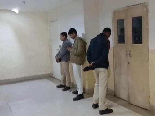 TMC आईटी सेल इंचार्ज के घर-ऑफिस पर ED के छापे:कार्रवाई के बीच ममता फाइल उठाकर निकलीं; कहा
