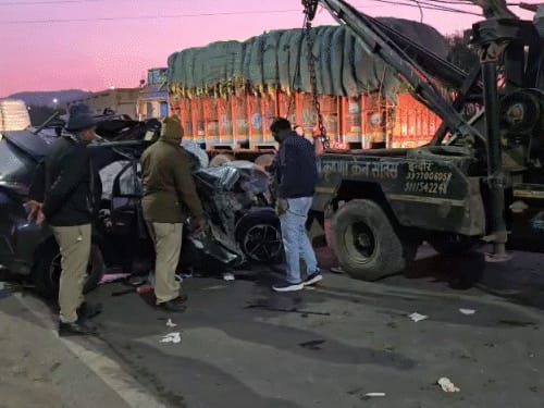 ट्रक में घुसी कार…पूर्व मंत्री की बेटी समेत तीन मौत:मृतकों में कांग्रेस नेता का बेटा भी शामिल, एक घायल; इंदौर में पार्टी कर लौट रहे थे