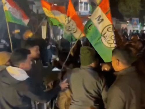 TMC कार्यकर्ताओं ने सुवेंदु अधिकारी की गाड़ी को घेरा:नारेबाजी की; भाजपा नेता ने हमला करने का आरोप लगाया, पुलिस स्टेशन में धरने पर बैठे