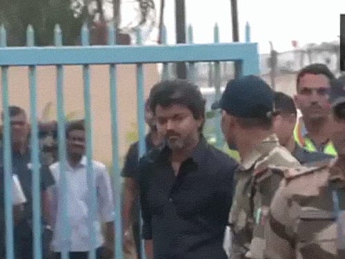 एक्टर विजय CBI हेडकॉर्टर पहुंचे:करूर भगदड़ केस में तीन घंटे से पूछताछ जारी; TVK रैली में 41 लोगों की मौत हुई थी