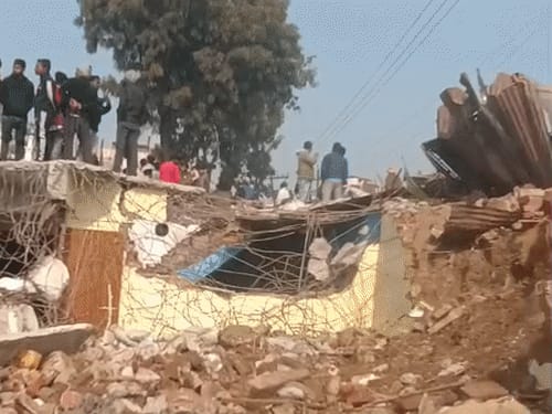देवरिया में 50 साल पुरानी मजार पर चल रहा बुलडोजर:AIMIM यूथ अध्यक्ष धरने पर बैठे; SDM बोले-बंजर की जमीन है, पुराना नक्शा रद्द