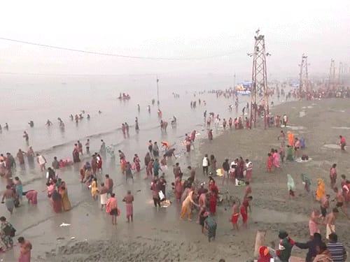 मकर संक्रांति पर कोटा में मगरमच्छ की पूजा:राजस्थान-एमपी में मांझे से युवकों की गर्दन कटी; गंगा, नर्मदा शिप्रा में श्रद्धालुओं की भीड़