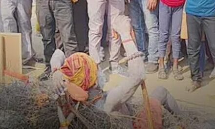 माघ मेले में साधु की कांटों पर लेटकर साधना