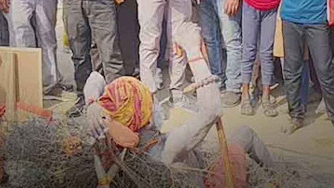 माघ मेले में साधु की कांटों पर लेटकर साधना