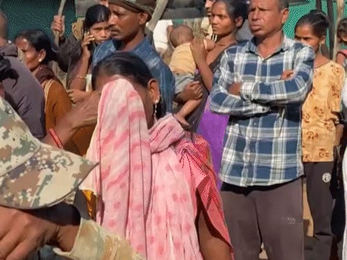 DRG जवान सहित 20 मकानों पर चला बुलडोजर,75 और टूटेंगे:बीजापुर में रोते-रोते लोग बोले