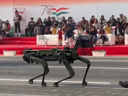 राजस्थान से कश्मीर तक AI से निगरानी:बम पहचानने व उबड़-खाबड़ रास्तों पर चलने में माहिर रोबोटिक डॉग, आधुनिक युद्ध तकनीकों का प्रयोग