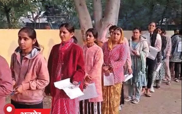 हाथ के धार्मिक धागे को काटने से इनकार,कैंडिडेट से बहसबाजी:चेकिंग के लिए जूते तक उतरवाए, कोट के बटन काटे, ड्रेस कोड को लेकर कंफ्यूजन