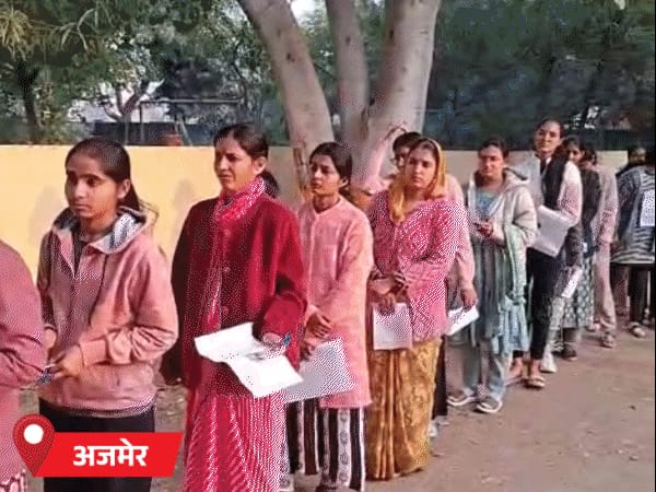 हाथ के धार्मिक धागे को काटने से इनकार,कैंडिडेट से बहसबाजी:चेकिंग के लिए जूते तक उतरवाए, कोट के बटन काटे, ड्रेस कोड को लेकर कंफ्यूजन