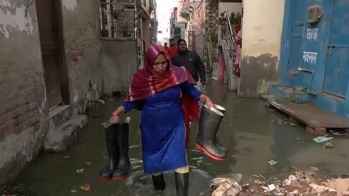 घरों में घुसा नाले का पानी, सड़ गया सामान… दिल्ली के किराड़ी में नरक से बदतर जिंदगी!