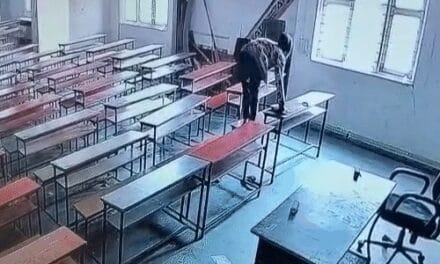गुजरात में कॉलेज स्टूडेंट ने क्लास में किया सुसाइड:पहले बेंच पर चढ़कर पंखे से स्कार्फ बांधा, फिर फोन चेक करके फांसी लगाई