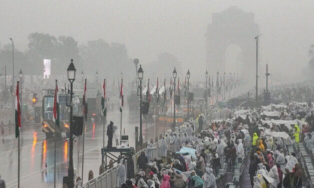 बारिश के बीच गणतंत्र दिवस की फुल ड्रेस रिहर्सल:कर्तव्य पथ पर जवानों का मार्च, ऑपरेशन सिंदूर-वंदे मातरम् की थीम पर झांकी; 21 PHOTOS
