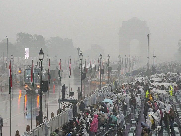 बारिश के बीच गणतंत्र दिवस की फुल ड्रेस रिहर्सल:कर्तव्य पथ पर जवानों का मार्च, ऑपरेशन सिंदूर-वंदे मातरम् की थीम पर झांकी; 21 PHOTOS